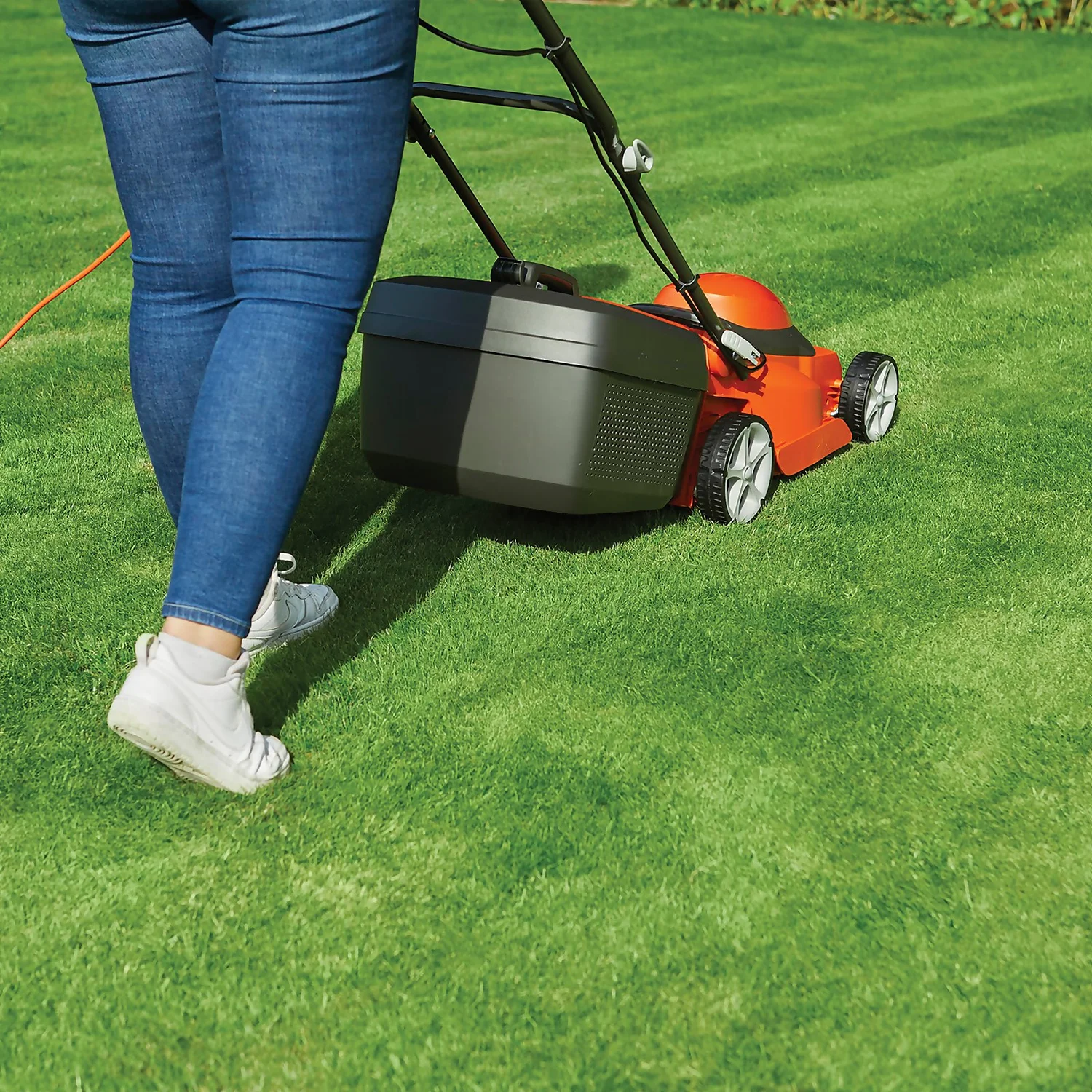 Flymo 1600W EasiStore 380R Electric Lawn Mower - 38cm 4 Flymo 1600W EasiStore 380R Electric Lawn Mower - 38cm - Image 4